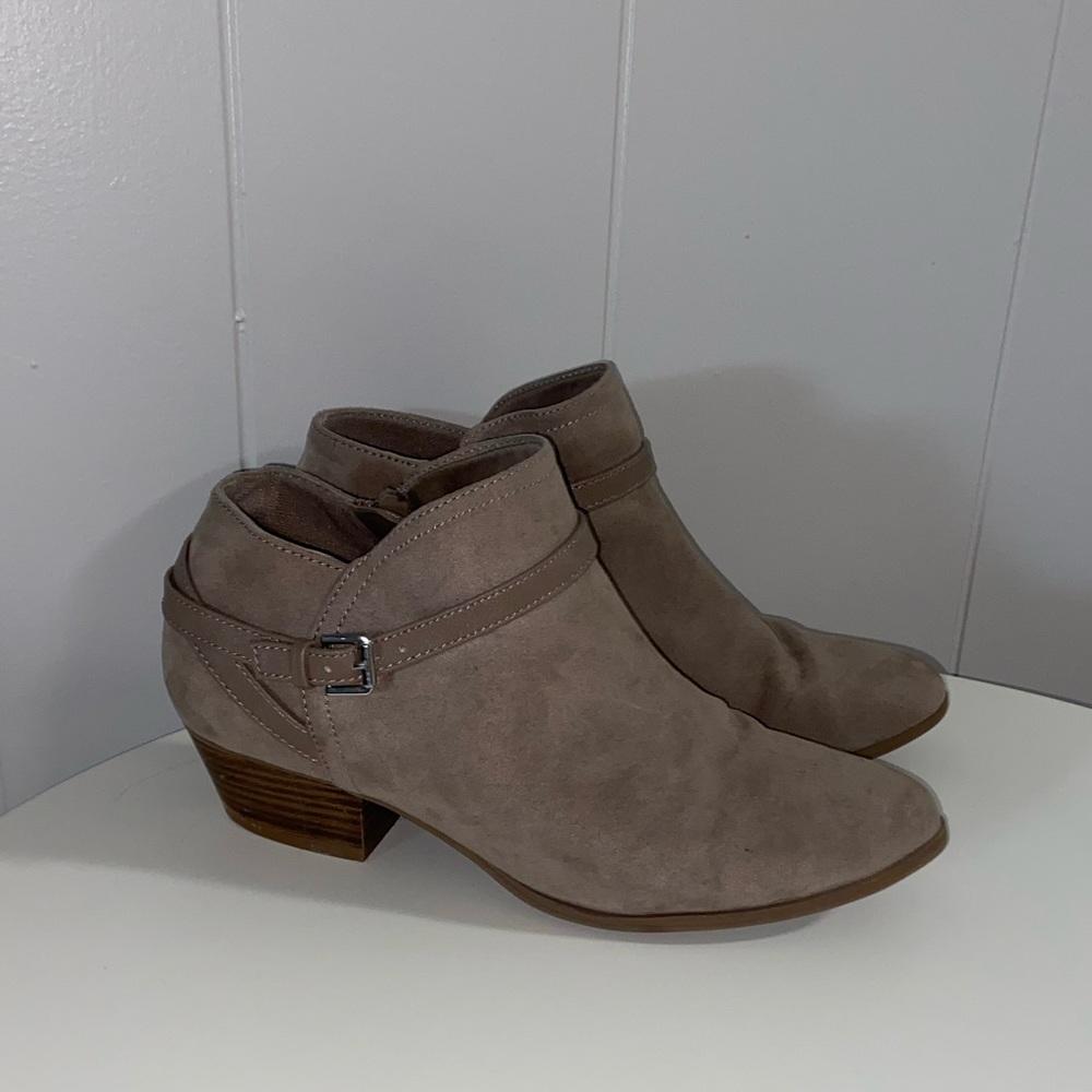 Size 9 Old Navy Tan heel suede booties